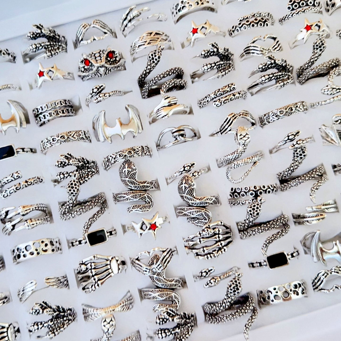 100pcs/ Box Mixed Snake-Shaped Dragon Claw Rings