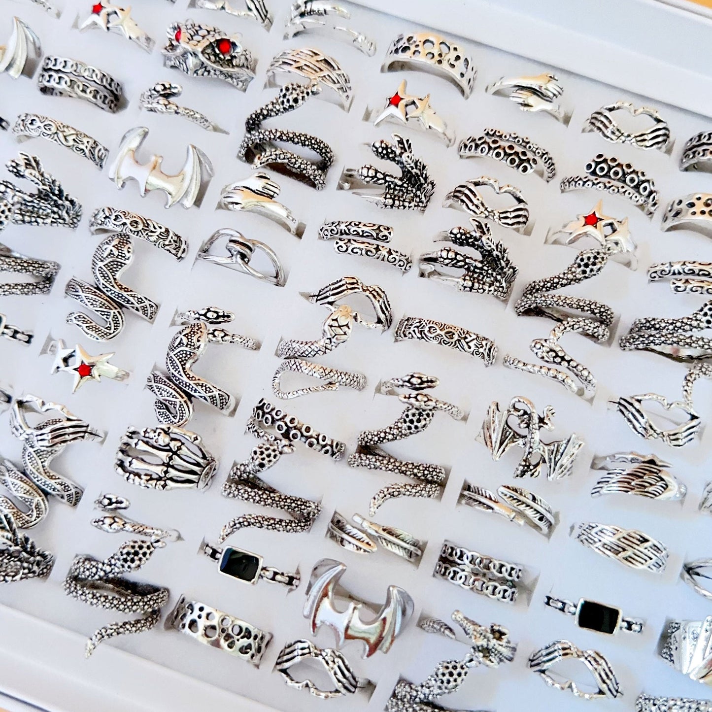 100pcs/ Box Mixed Snake-Shaped Dragon Claw Rings
